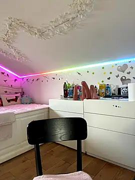 Snapshot of SelenaBee chatting on September 2025 07:40:02 AM SelenaBee online show from September 2025 07:40:02 AM