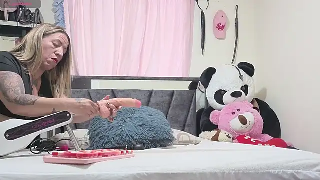 Hotsamantamature online show from October 2025 09:57:02 PM