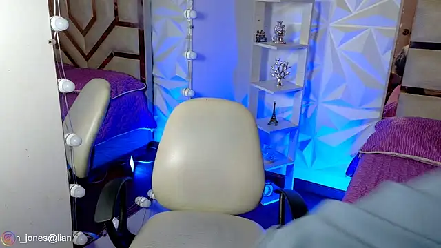 Jonesliam23 online show from May 2026 07:35:01 PM