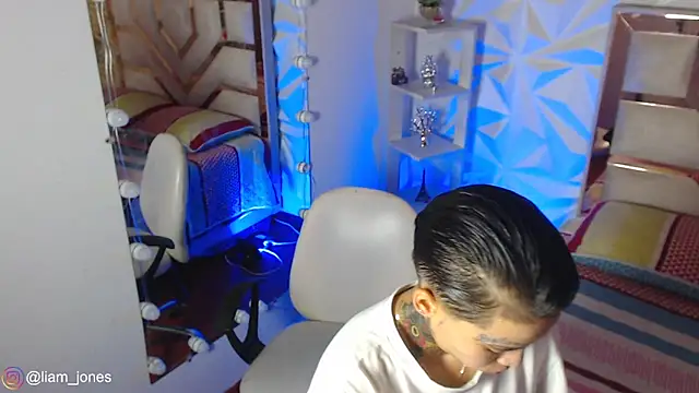 Jonesliam23 online show from April 2026 07:26:02 PM