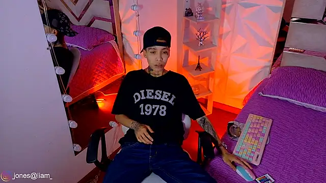 Jonesliam23 online show from May 2026 07:22:02 PM