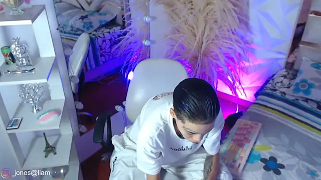 Jonesliam23 online show from March 2026 07:28:01 PM