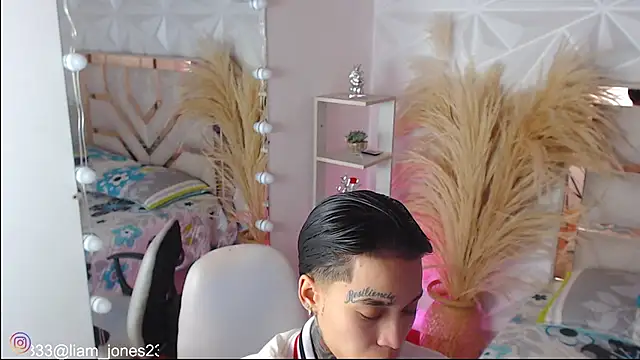 Jonesliam23 online show from November 2025 07:52:02 PM