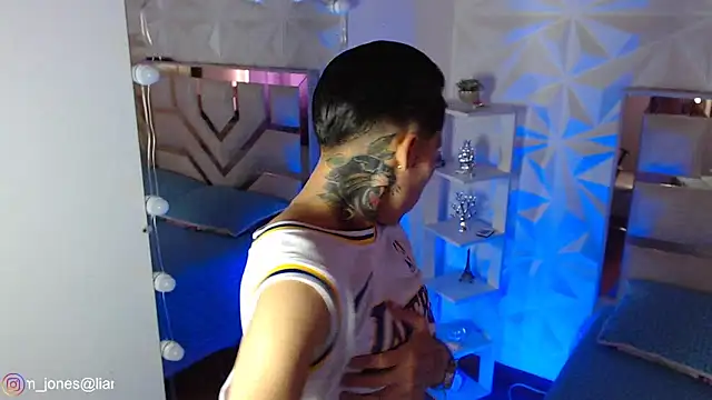 Jonesliam23 online show from April 2026 07:20:01 PM