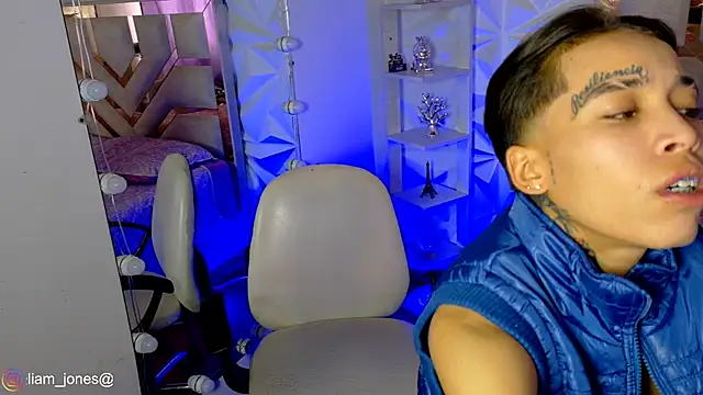 Jonesliam23 online show from May 2026 07:55:01 PM