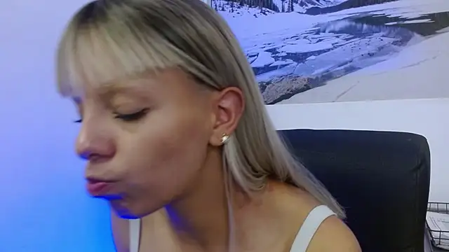 Snapshot of peyton_golden1 chatting on December 2025 03:23:01 AM peyton golden1 online show from December 2025 03:23:01 AM