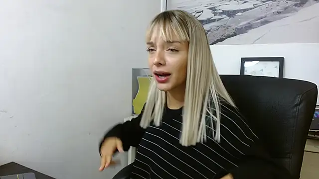 Snapshot of peyton_golden1 chatting on November 2025 04:00:02 AM peyton golden1 online show from November 2025 04:00:02 AM