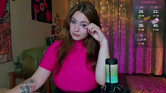 Snapshot of LisaCase chatting on September 2025 12:33:01 PM LisaCase online show from September 2025 12:33:01 PM
