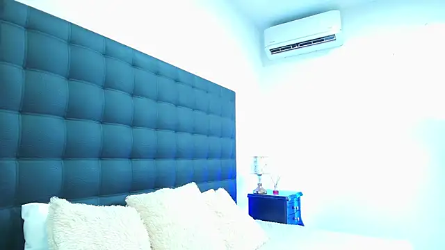 MOLLYWOODD online show from February 2026 04:05:02 PM