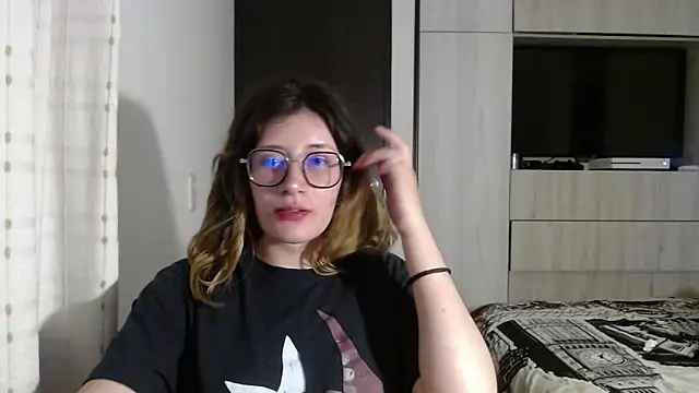Snapshot of mariana124- chatting on December 2024 09:08:01 PM mariana124- online show from December 2024 09:08:01 PM