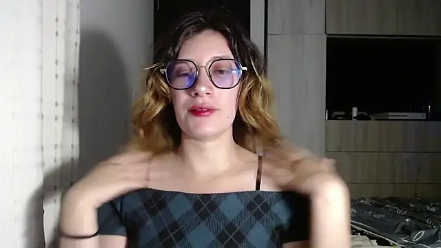 Snapshot of mariana124- chatting on December 2024 02:37:02 PM mariana124- online show from December 2024 02:37:02 PM