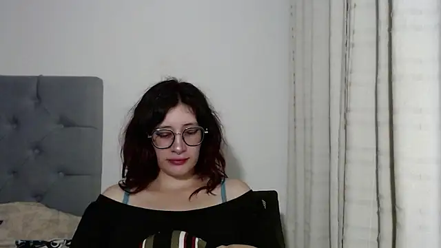 Snapshot of mariana124- chatting on January 2025 06:41:01 AM mariana124- online show from January 2025 06:41:01 AM