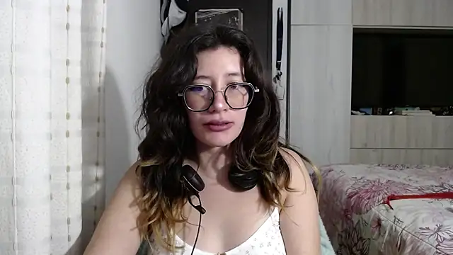Snapshot of mariana124- chatting on October 2025 01:17:02 AM mariana124- online show from October 2025 01:17:02 AM