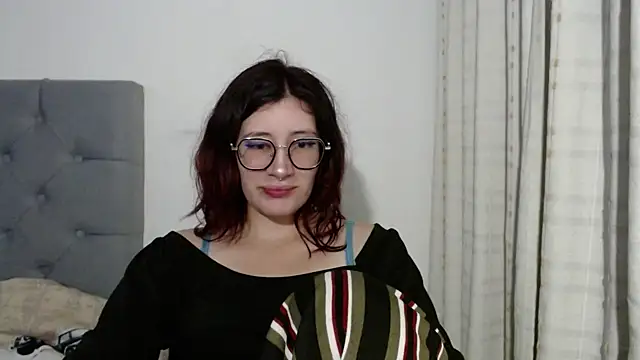 Snapshot of mariana124- chatting on January 2025 03:29:02 AM mariana124- online show from January 2025 03:29:02 AM