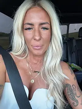 Snapshot of blondiluvsanal chatting on April 2026 07:22:01 PM blondiluvsanal online show from April 2026 07:22:01 PM