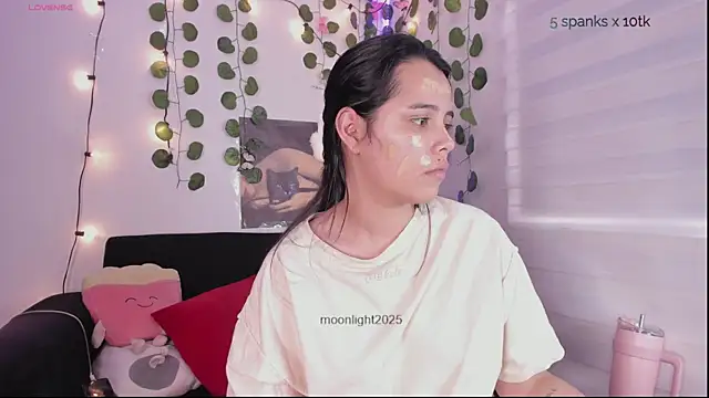 moonliiiight1 online show from September 2025 09:07:01 PM