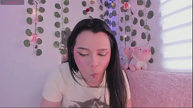 Snapshot of moonliiiight1 chatting on April 2026 04:08:02 PM moonliiiight1 online show from April 2026 04:08:02 PM