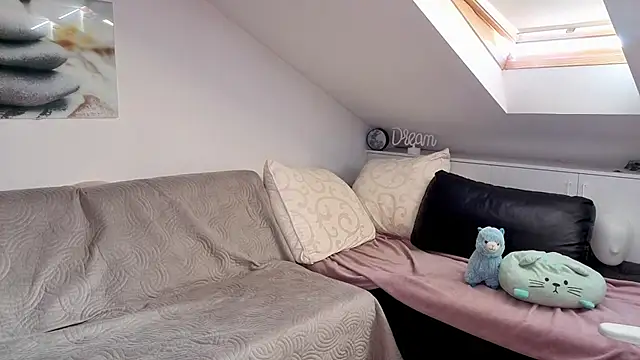 Snapshot of MiaRouge chatting on November 2025 08:40:01 AM MiaRouge online show from November 2025 08:40:01 AM