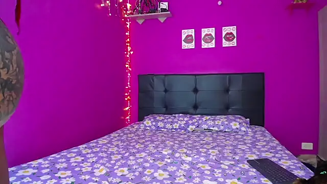 Snapshot of Zaratattoox chatting on January 2025 04:10:02 AM Zaratattoox online show from January 2025 04:10:02 AM