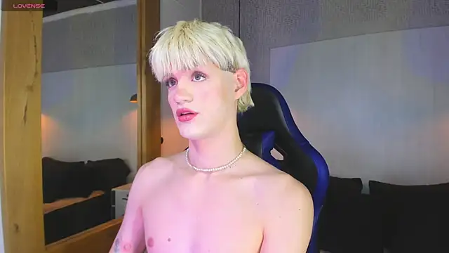 VladHellsing4 online show from April 2026 02:43:01 PM