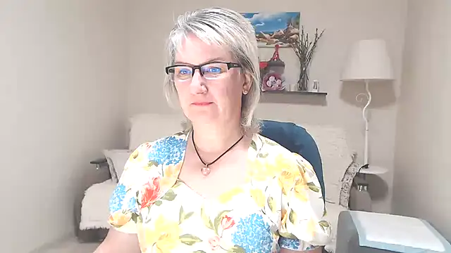 Snapshot of FleurMays chatting on June 2026 03:33:02 AM FleurMays online show from June 2026 03:33:02 AM