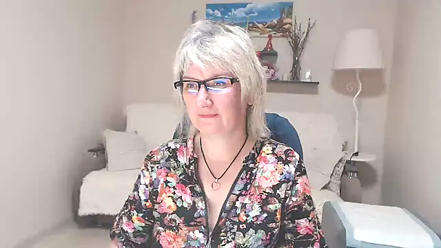 Snapshot of FleurMays chatting on June 2026 04:32:01 AM FleurMays online show from June 2026 04:32:01 AM