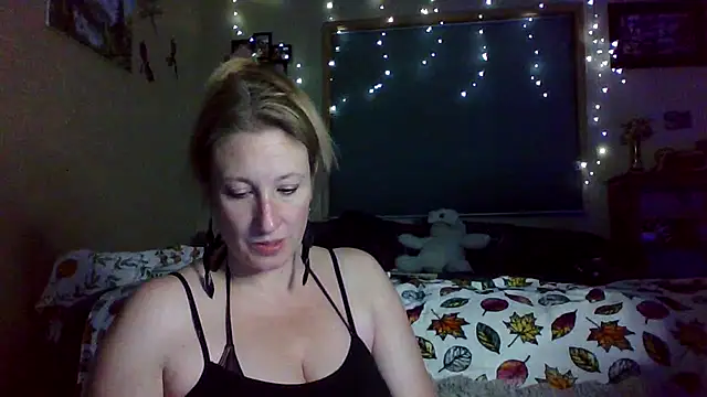 Snapshot of lilyhornyhousewife chatting on September 2025 10:44:01 AM lilyhornyhousewife online show from September 2025 10:44:01 AM