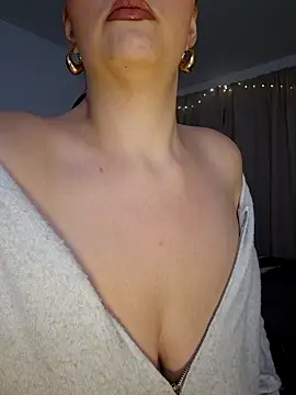 Jujuicy 97 online show from December 2025 06:39:02 PM