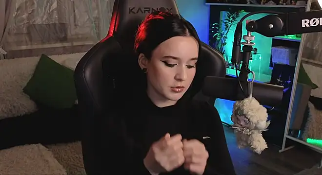 KiraLiLime online show from November 2025 04:29:01 PM