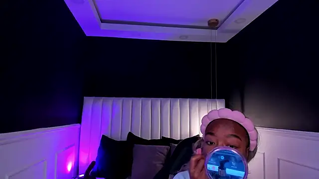 mia schwarz online show from April 2026 09:33:02 PM