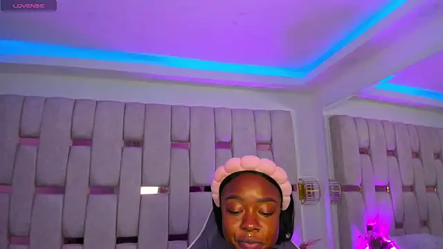 mia schwarz online show from April 2026 10:01:01 PM