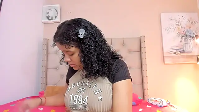 Snapshot of vanesasexyhot21 chatting on October 2025 02:32:01 AM vanesasexyhot21 online show from October 2025 02:32:01 AM