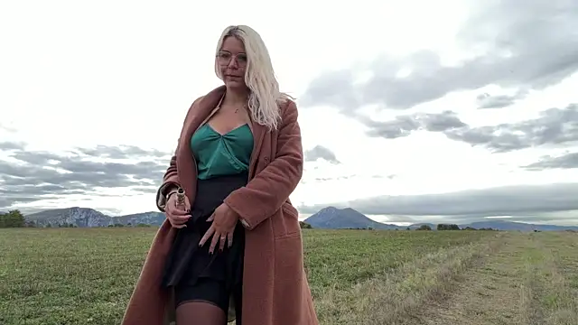 Snapshot of EmyLana chatting on October 2025 08:24:02 AM EmyLana online show from October 2025 08:24:02 AM