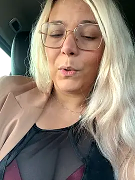 Snapshot of EmyLana chatting on November 2025 06:27:02 AM EmyLana online show from November 2025 06:27:02 AM