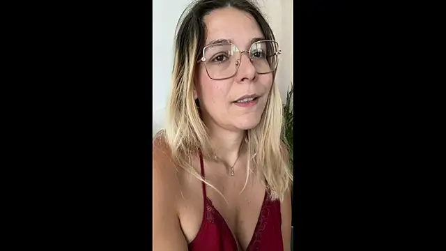 Snapshot of EmyLana chatting on June 2026 04:41:02 PM EmyLana online show from June 2026 04:41:02 PM