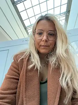 Snapshot of EmyLana chatting on October 2025 08:45:01 AM EmyLana online show from October 2025 08:45:01 AM