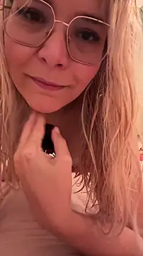 Snapshot of EmyLana chatting on December 2025 08:20:02 AM EmyLana online show from December 2025 08:20:02 AM