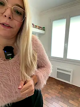 Snapshot of EmyLana chatting on December 2025 10:39:01 AM EmyLana online show from December 2025 10:39:01 AM