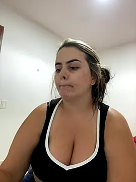 Im Amelia online show from November 2025 08:42:01 PM