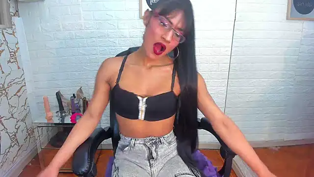 Snapshot of Aura_love69 chatting on September 2025 04:38:01 AM Aura love69 online show from September 2025 04:38:01 AM