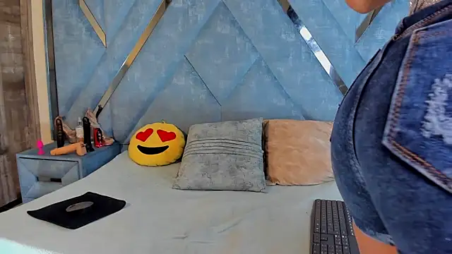 Aura love69 online show from February 2026 05:43:01 AM