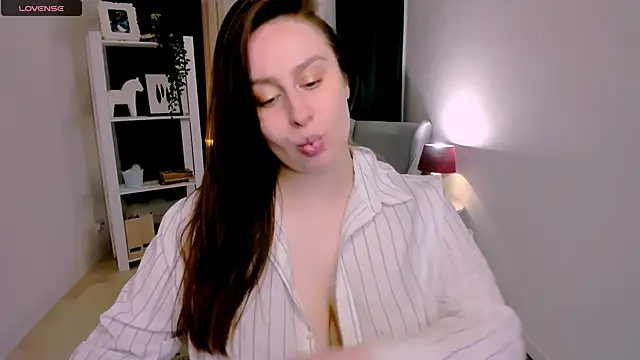 Snapshot of Lattea chatting on June 2026 05:12:02 PM Lattea online show from June 2026 05:12:02 PM