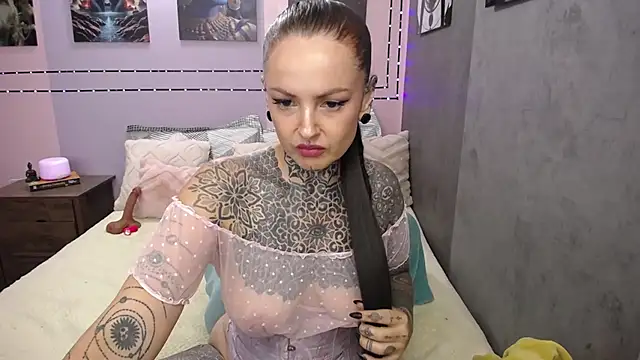 LolaRouse online show from April 2026 07:32:01 PM