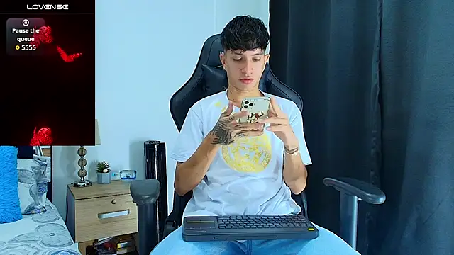 Snapshot of _CamiloBass chatting on June 2026 01:24:01 AM CamiloBass online show from June 2026 01:24:01 AM