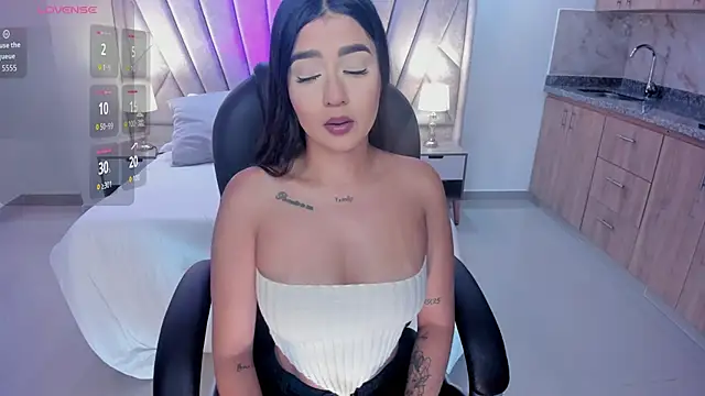 Snapshot of amelie_jhons chatting on November 2025 08:24:01 PM amelie jhons online show from November 2025 08:24:01 PM