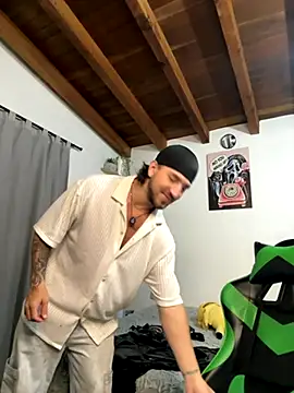 Valentino Xander online show from December 2025 03:52:01 AM