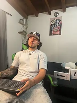 Valentino Xander online show from November 2025 11:37:01 PM