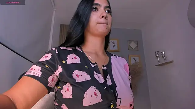 Snapshot of NatyFerrer_ chatting on May 2026 03:37:01 AM NatyFerrer online show from May 2026 03:37:01 AM