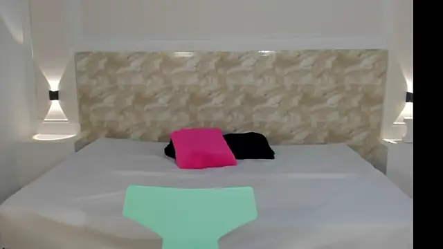 Snapshot of AliceRoss0 chatting on November 2025 08:18:02 PM AliceRoss0 online show from November 2025 08:18:02 PM