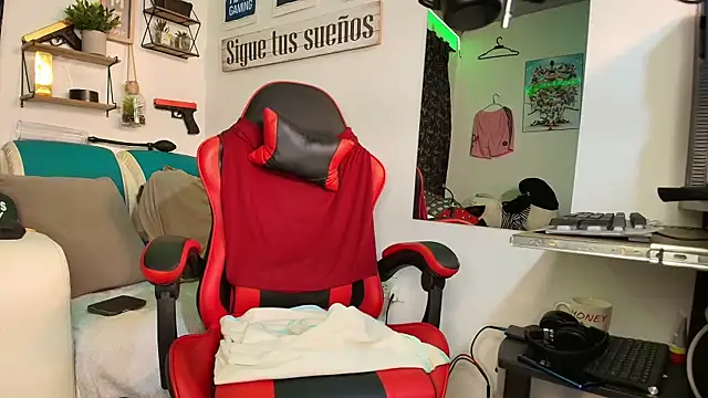 Leenar Key online show from November 2025 02:15:01 AM